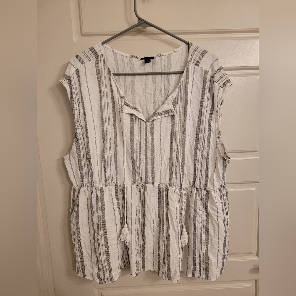 Torrid Size 2 Black and White Babydoll Shirt